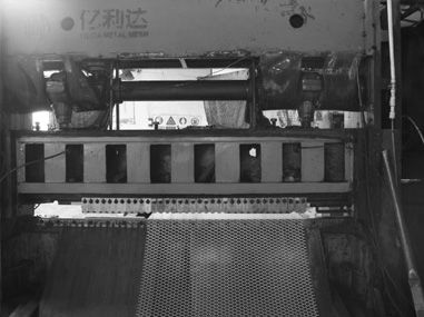 买了第一台钢板网机。 买了第一台钢板网机。