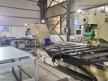 自主研发重型冲压设备。